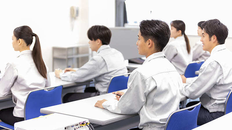 大人数で研修を受ける様子