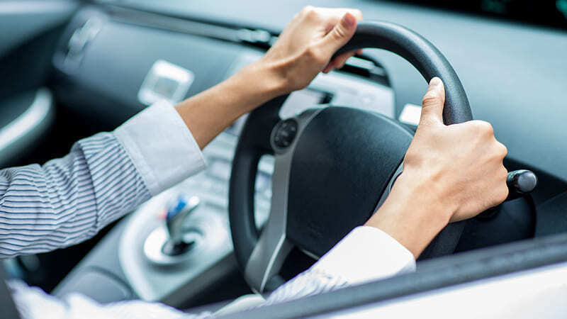 車を運転する男性